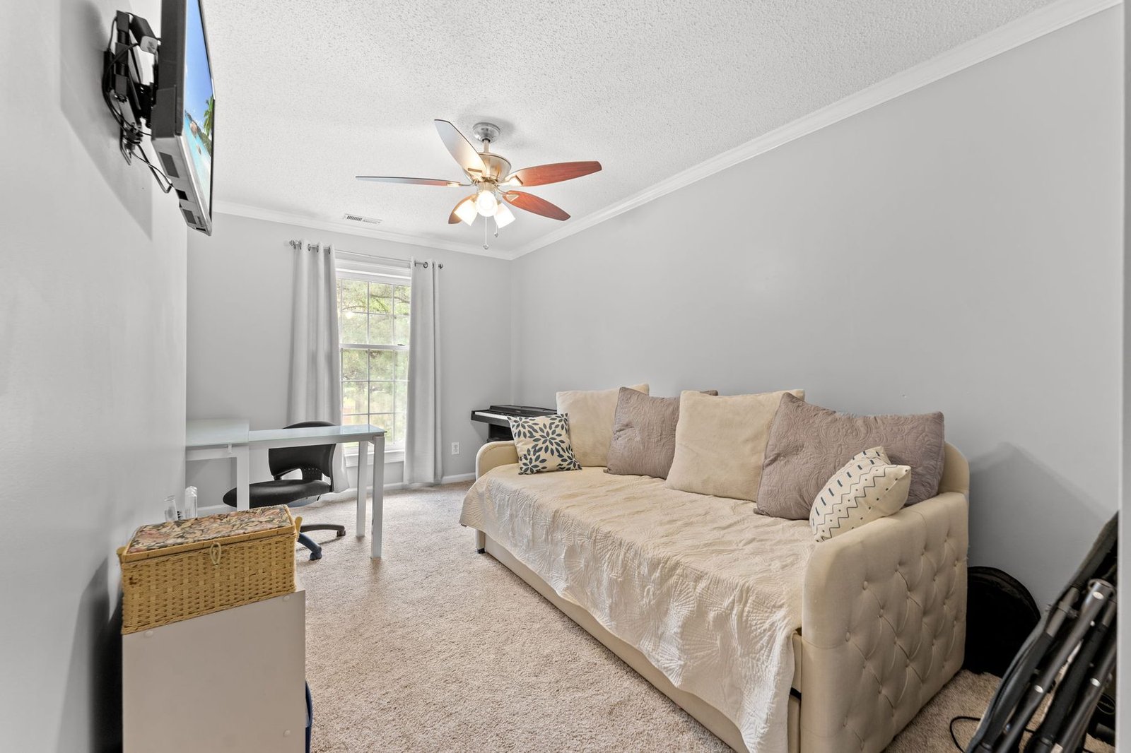 Flexible guest room or home office